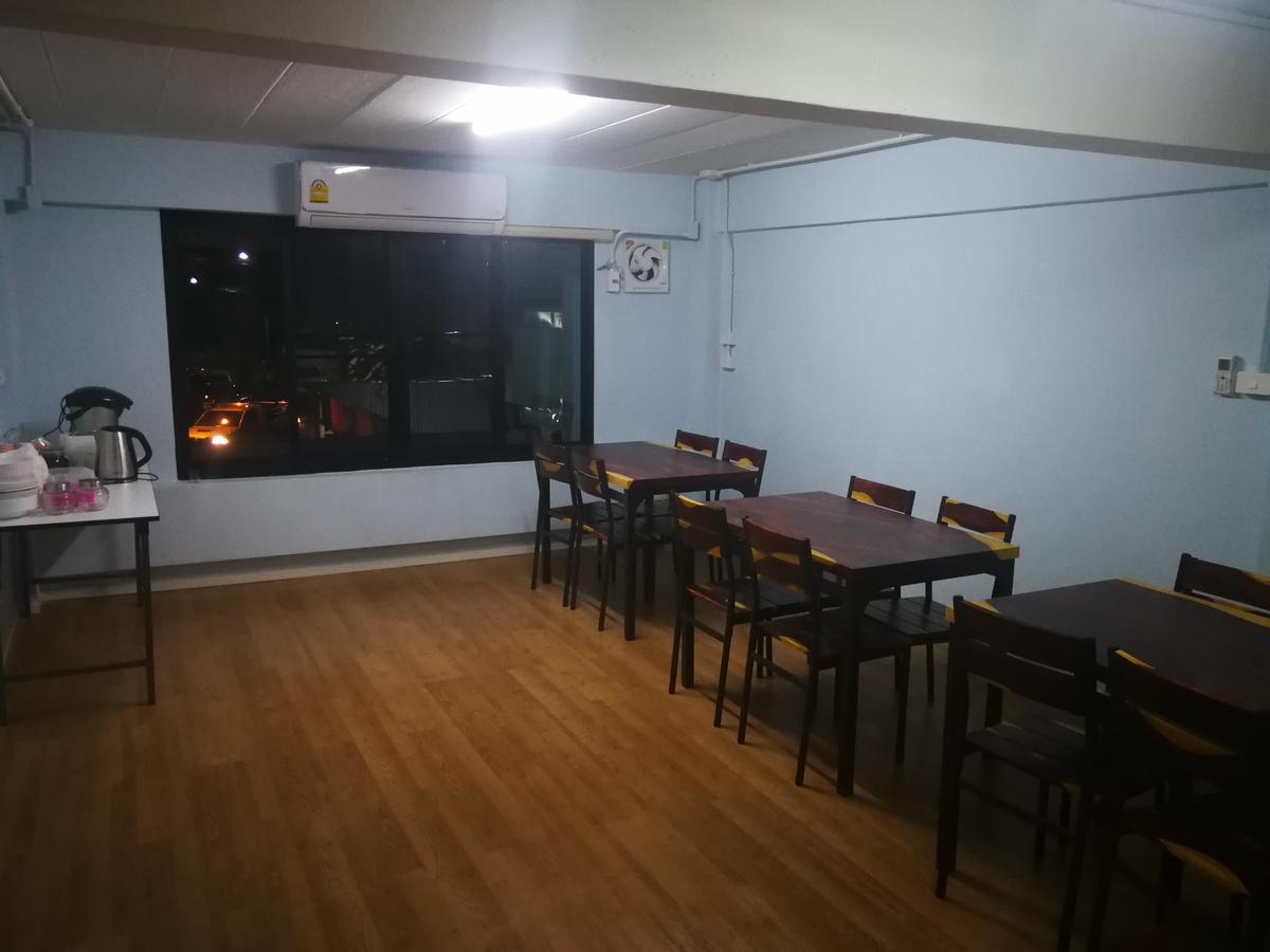 Wj Hostel Bangkok Bagian luar foto